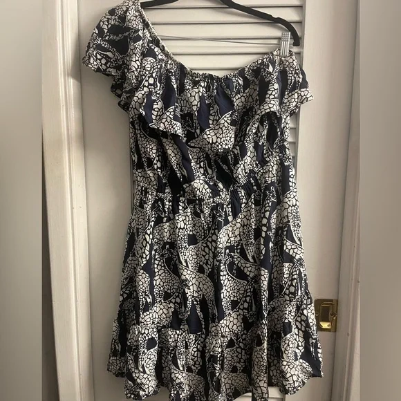 Crown & Ivy 1 Shoulder Asymetrical Ruffled Neckline Smocked Animal Print Dress M - Picture 4 of 9